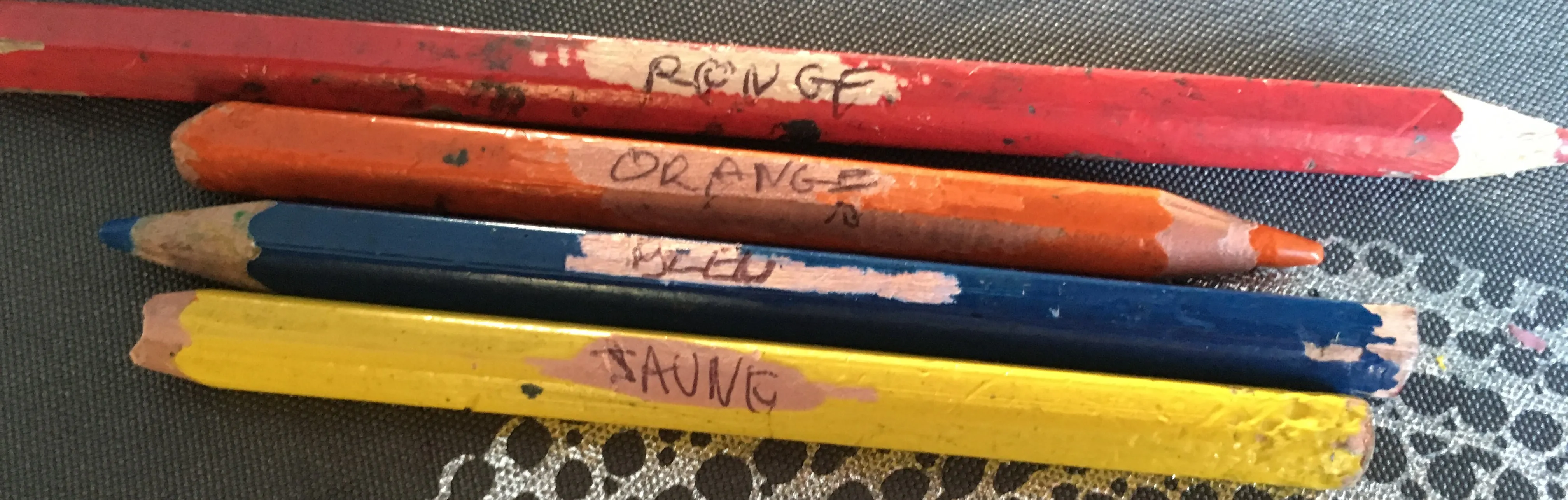 Vieux crayons de couleur étiquetés — la méthode du grattage