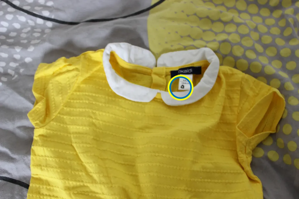 T-shirt marqué d'un triangle